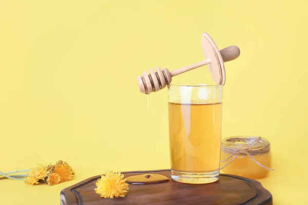 色の背景にタンポポの蜂蜜のガラス — ストック写真