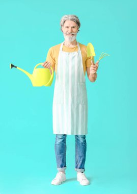 Renkli arka planda kıdemli bahçıvan
