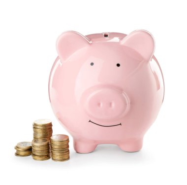 Beyaz arka planda parası olan bir kumbara.