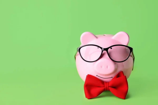 Piggy Τράπεζα Γυαλιά Και Παπιγιόν Στο Φόντο Χρώμα — Φωτογραφία Αρχείου