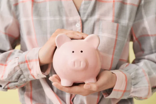 Žena Piggy Bank Closeup — Stock fotografie