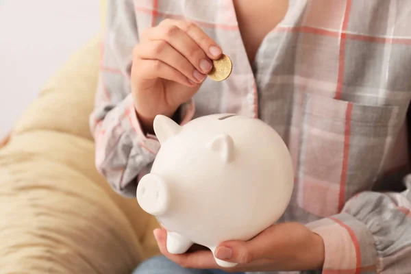 Mujer Poniendo Dinero Alcancía Primer Plano —  Fotos de Stock