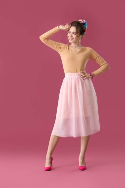 Renkli saçı olan güzel bir genç kadın.