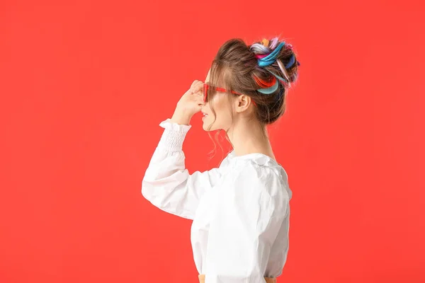 Schöne Junge Frau Mit Ungewöhnlichen Haaren Auf Farbigem Hintergrund — Stockfoto