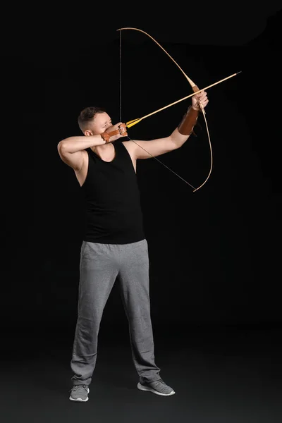 Guapo Arquero Macho Con Arco Sobre Fondo Oscuro — Foto de Stock