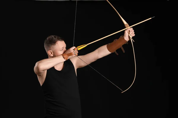 Pria Pemanah Tampan Dengan Busur Latar Belakang Gelap — Stok Foto