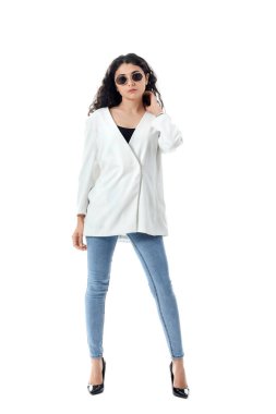 Beyaz arka planda güzel genç bir kadın