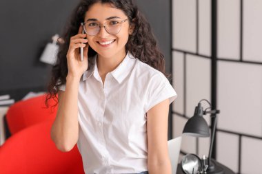 Güzel genç bayan ofiste çalışıyor.