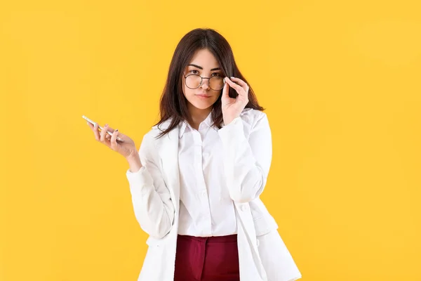 Mooie Jonge Vrouw Met Mobiele Telefoon Kleur Achtergrond — Stockfoto