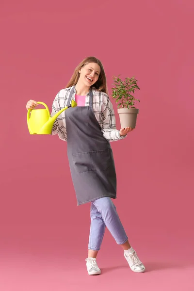 Sulama Kabı Olan Genç Bir Kadın Renkli Arka Planda Bitkiler — Stok fotoğraf