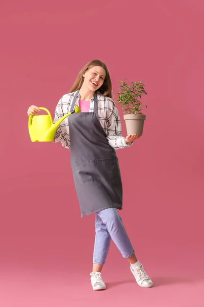 Jeune Femme Avec Arrosoir Plante Intérieur Sur Fond Couleur — Photo