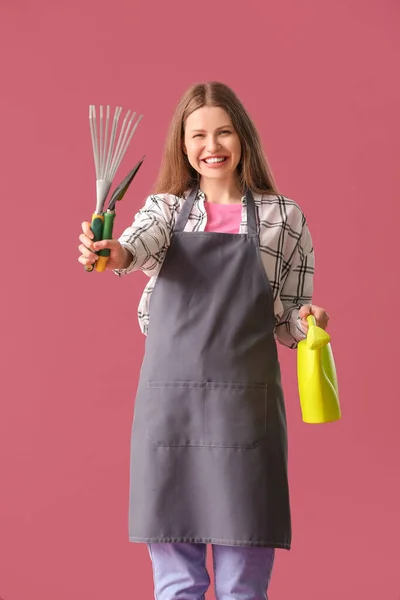 Mujer Joven Con Regadera Herramientas Jardinería Sobre Fondo Color — Foto de Stock