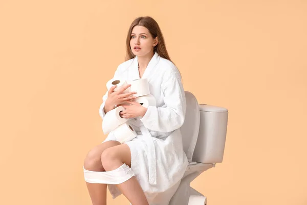 Jonge Vrouw Met Veel Rollen Papier Zitten Toilet Kom Tegen — Stockfoto
