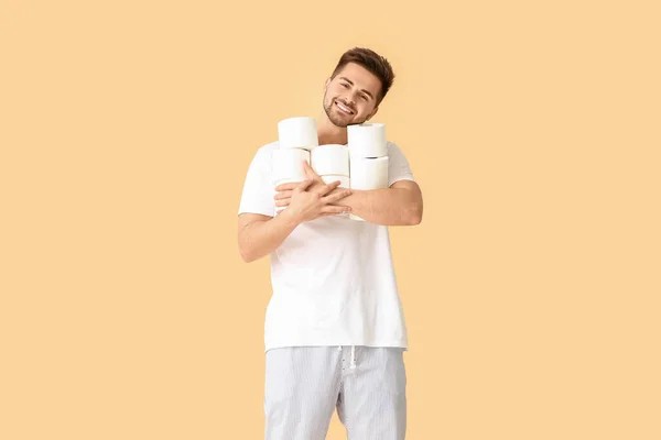 Joven Con Muchos Rollos Papel Higiénico Sobre Fondo Color — Foto de Stock