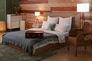 Akşamları modern otel odasının içinde.