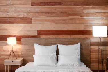 Akşamları modern otel odasının içinde.