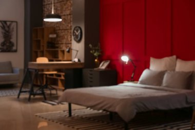 Akşamları modern otel odasının içinde.