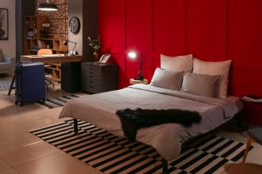 Akşamları modern otel odasının içinde.