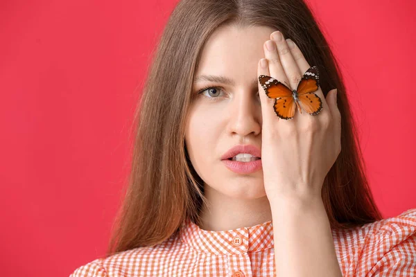 Hermosa Mujer Joven Con Mariposa Sobre Fondo Color —  Fotos de Stock