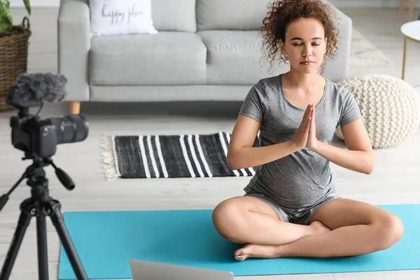 Young Pregnant Blogger Recording Sports Video Home — Stock Photo, Image