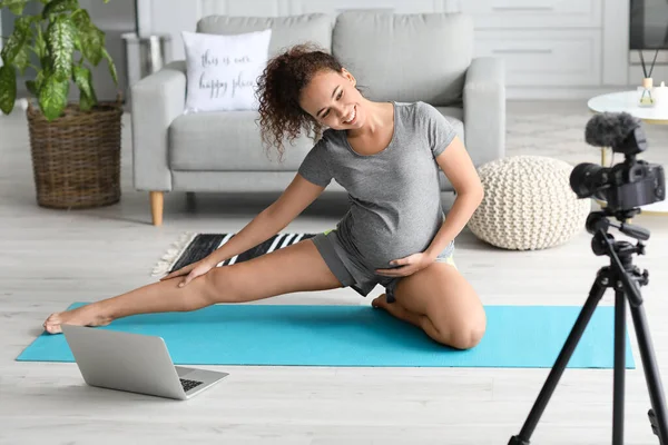 Young Pregnant Blogger Recording Sports Video Home — Stock Photo, Image