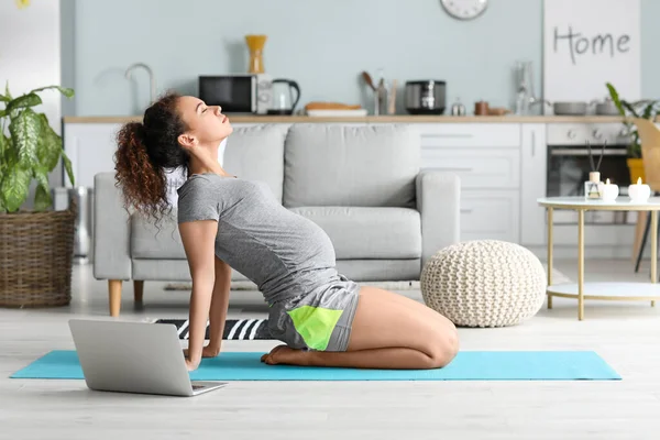 Young Pregnant Woman Practicing Yoga Home — Stock Photo, Image