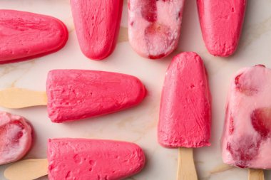 Hafif arka planda lezzetli çilekli dondurma.