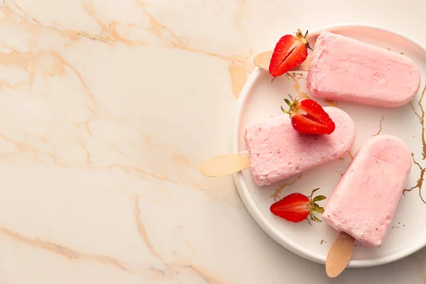Plate Tasty Strawberry Ice Cream Light Background — Stock Photo, Image