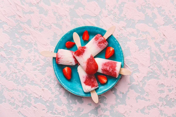 Plate Tasty Strawberry Ice Cream Color Background — Stock Photo, Image