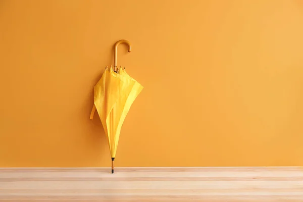 色の背景にスタイリッシュな傘 — ストック写真
