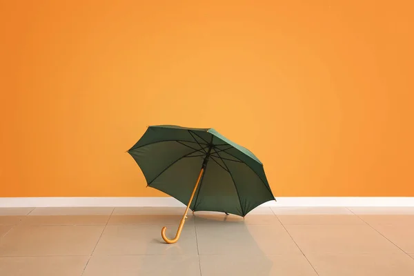 Paraguas Con Estilo Cerca Pared Color — Foto de Stock