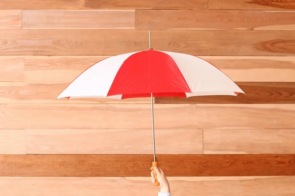 Mano Con Paraguas Elegante Sobre Fondo Madera — Foto de Stock