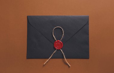 Renk arkaplanı üzerinde noter ağdası olan zarf