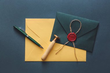 Üzerinde noter mührü olan zarflar.