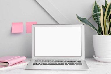 Modern dizüstü bilgisayar masada.