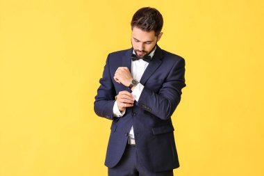 Renkli takım elbiseli genç adam.