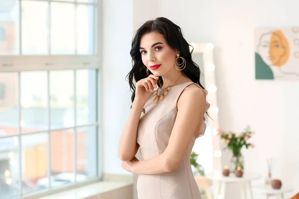 Mulher Bonita Usando Jóias Elegantes Dentro Casa — Fotografia de Stock