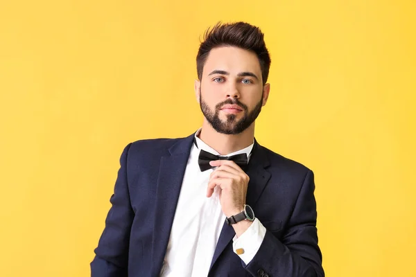 Hombre Joven Traje Elegante Sobre Fondo Color —  Fotos de Stock