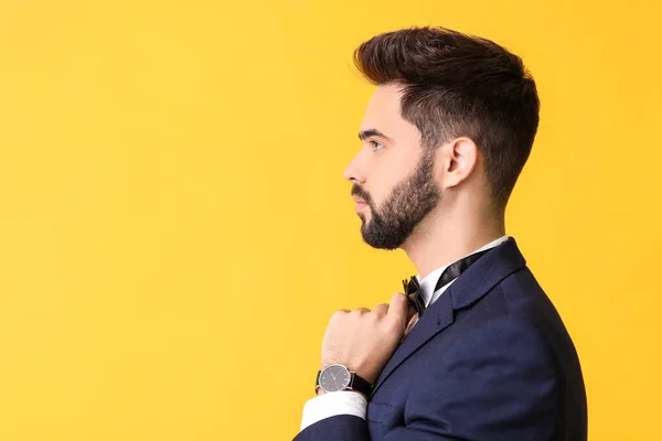 Hombre Joven Traje Elegante Sobre Fondo Color —  Fotos de Stock