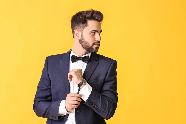 Hombre Joven Traje Elegante Sobre Fondo Color —  Fotos de Stock