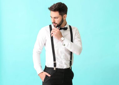 Renkli giyinen genç bir adam.