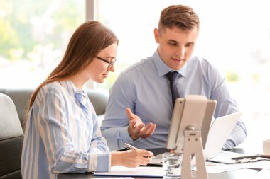 Ofiste çalışan genç iş adamları