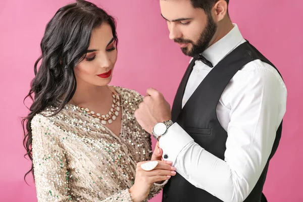 Pareja Joven Que Usa Accesorios Elegantes Fondo Color — Foto de Stock