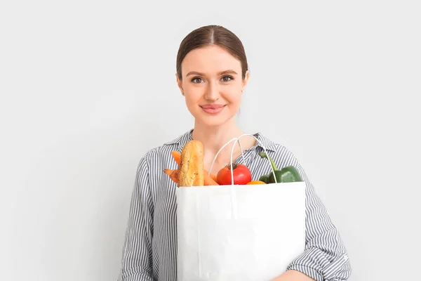 Jovem Mulher Segurando Saco Com Comida Fundo Claro — Fotografia de Stock