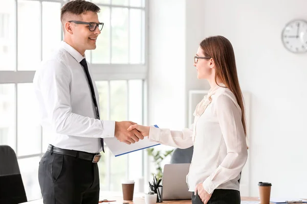 Junge Unternehmer Beim Händeschütteln Amt — Stockfoto