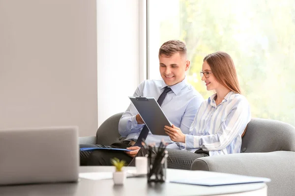 Jóvenes Empresarios Que Trabajan Cargo — Foto de Stock