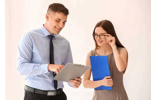 Jóvenes Empresarios Que Trabajan Cargo — Foto de Stock