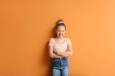 Renkli, kızıl saçlı tatlı bir kız.