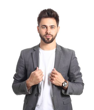 Beyaz arka planda şık saç stili olan yakışıklı adam.