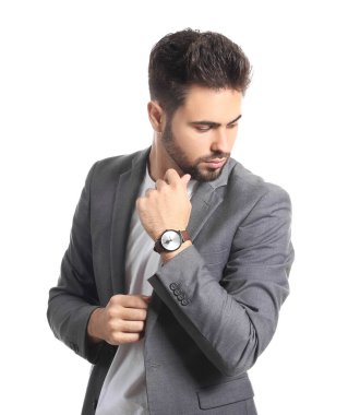 Beyaz arka planda şık saç stili olan yakışıklı adam.